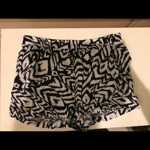 Printed shorts// Urban Outfitters